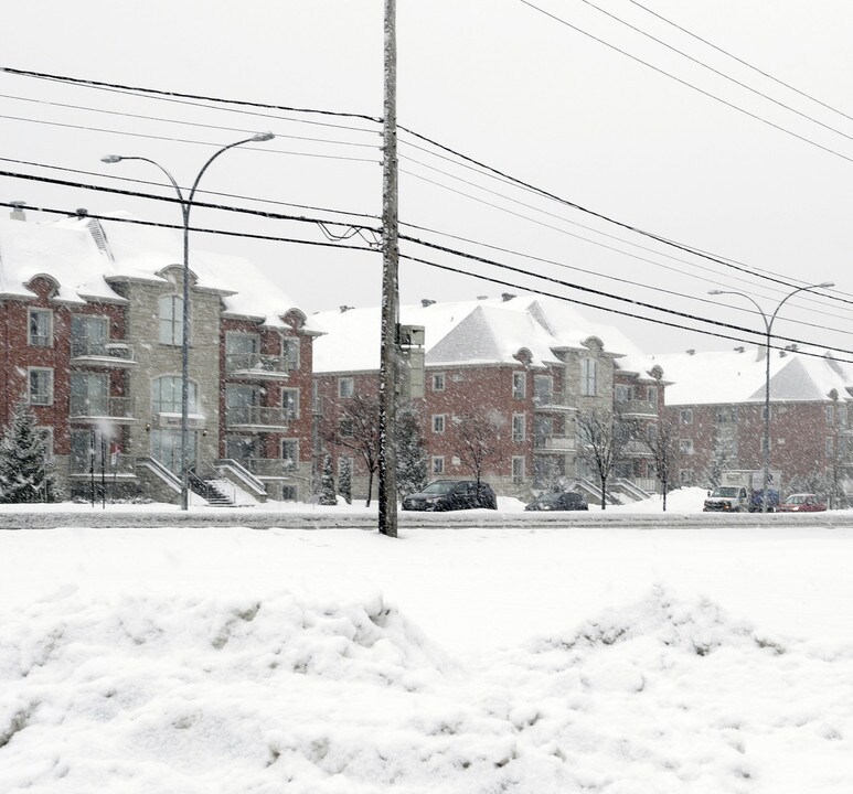 4330 des Sources in Montréal, QC - Building Photo