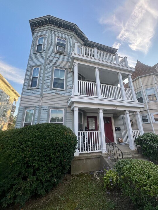 106 Highland Ave, Unit #2 in Somerville, MA - Foto de edificio