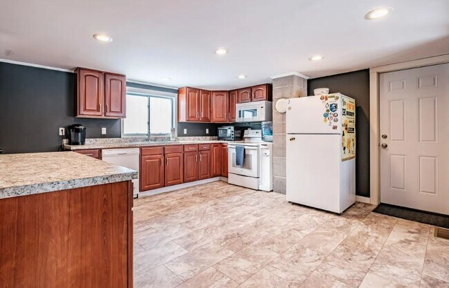 131 W Bethel Rd in Bethel, ME - Building Photo - Building Photo