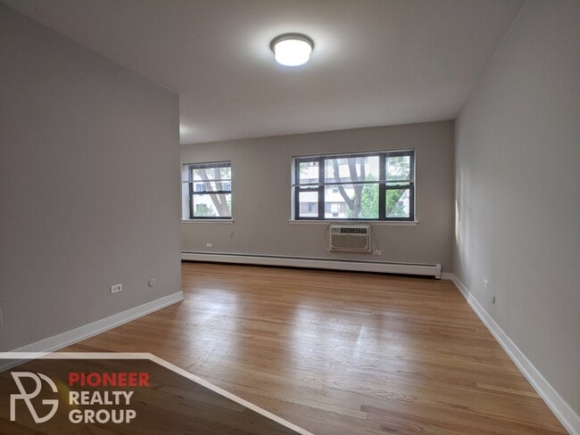 524 W Oakdale Ave, Unit 312 in Chicago, IL - Building Photo - Building Photo