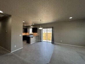 2590 NW Teak Pl in Redmond, OR - Building Photo - Building Photo