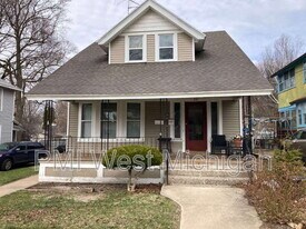 337 Cedar St NE in Grand Rapids, MI - Building Photo