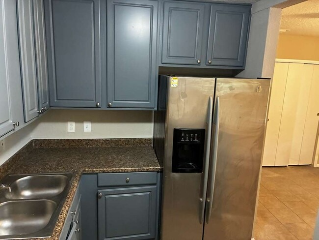 6330 Fabian Dr in Jacksonville, FL - Foto de edificio - Building Photo