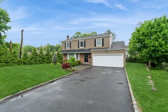 16 Terry Ct in Glen Head, NY - Building Photo - Building Photo
