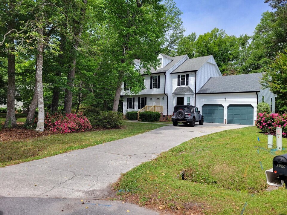 211 Westchester Dr in Morehead City, NC - Building Photo