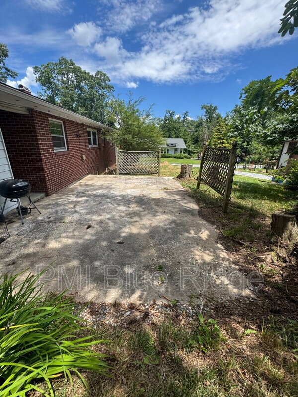 707 Rhodes Park Dr in Hendersonville, NC - Building Photo - Building Photo