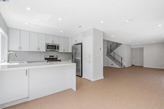 390 Grovewood Loop N in Brentwood, CA - Building Photo - Building Photo