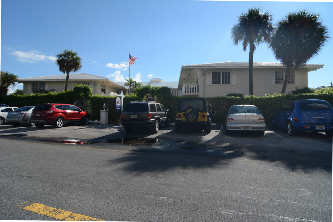 Camellia House in Pompano Beach, FL - Foto de edificio