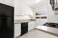 Colonial Manor Apartments in Van Nuys, CA - Building Photo - Building Photo