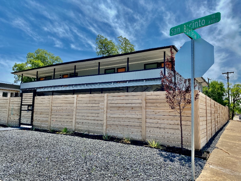 4400 San Jacinto St in Dallas, TX - Building Photo