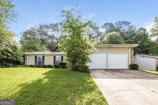 8560 Glenwoods Dr in Riverdale, GA - Building Photo