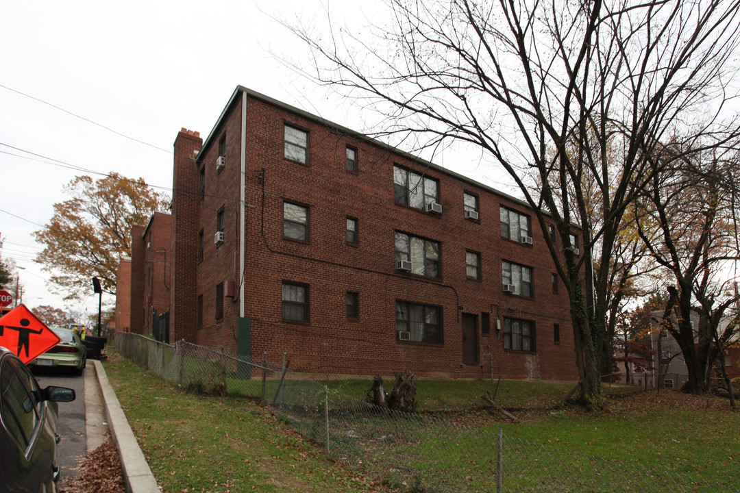 5811 Field Pl NE in Washington, DC - Building Photo