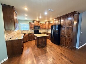 426 E University Dr in Portales, NM - Building Photo - Building Photo