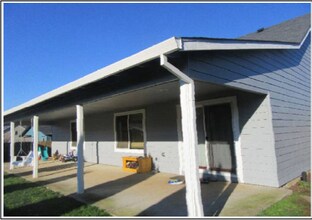 1464 Ryan Dr in Silverton, OR - Building Photo - Building Photo
