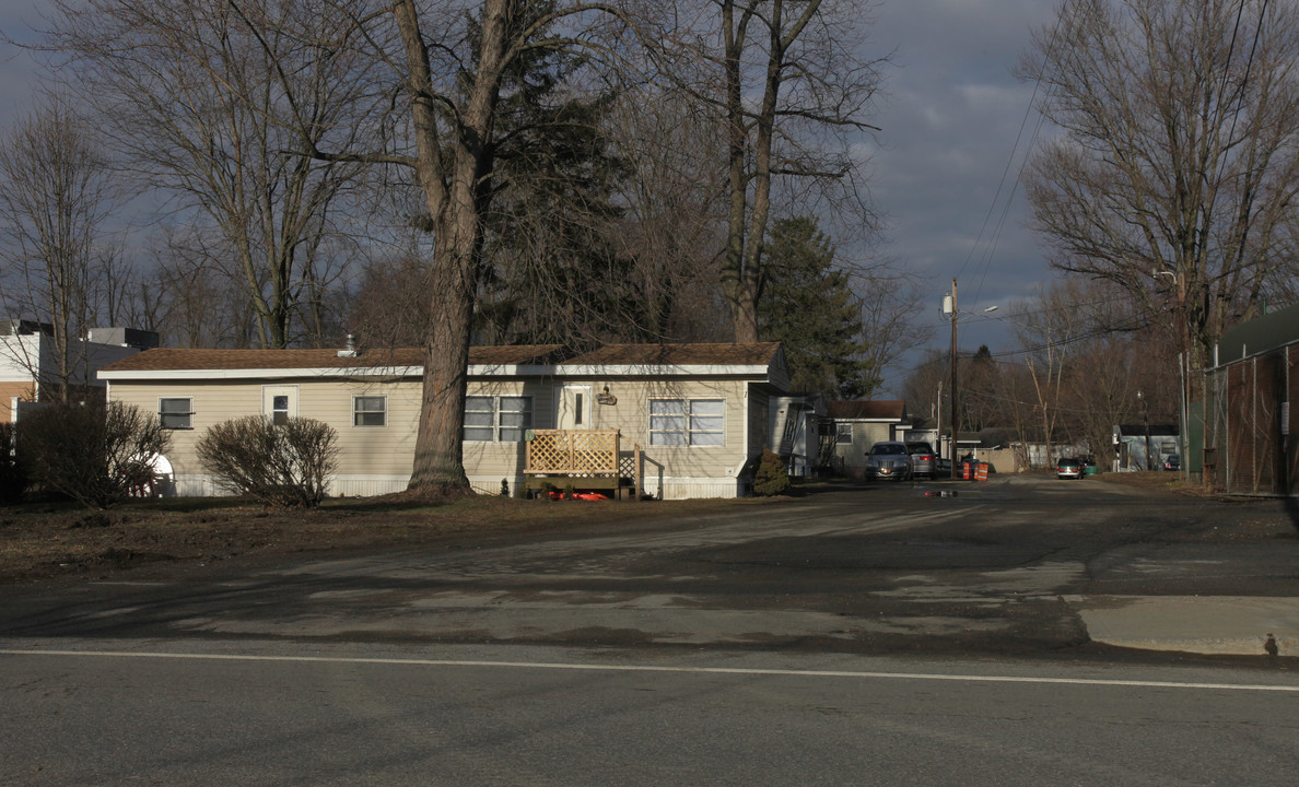 9 Colburn Dr in Red Hook, NY - Building Photo