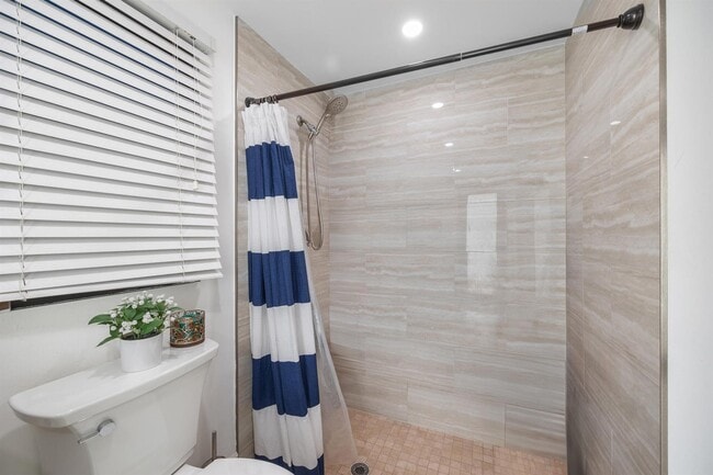 6070 W 18th Ave, Unit 3 in Hialeah, FL - Building Photo - Building Photo