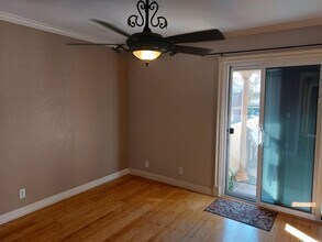 927 S Downey Pl in Anaheim, CA - Foto de edificio - Building Photo