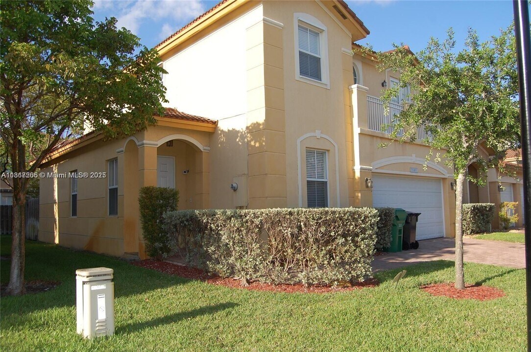 11061 NW 87th St in Doral, FL - Building Photo