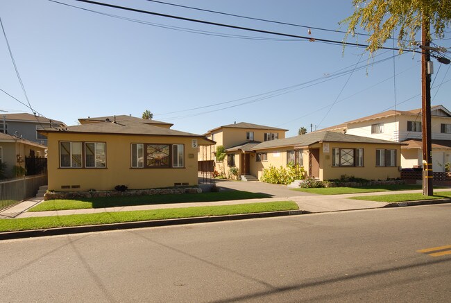 4334-4338 E 60th St in Maywood, CA - Foto de edificio - Building Photo