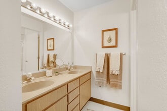 Arlington Farm Apartments in Davis, CA - Foto de edificio - Building Photo