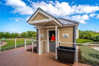 5602 NE Gulfstream Way in Stuart, FL - Foto de edificio - Building Photo