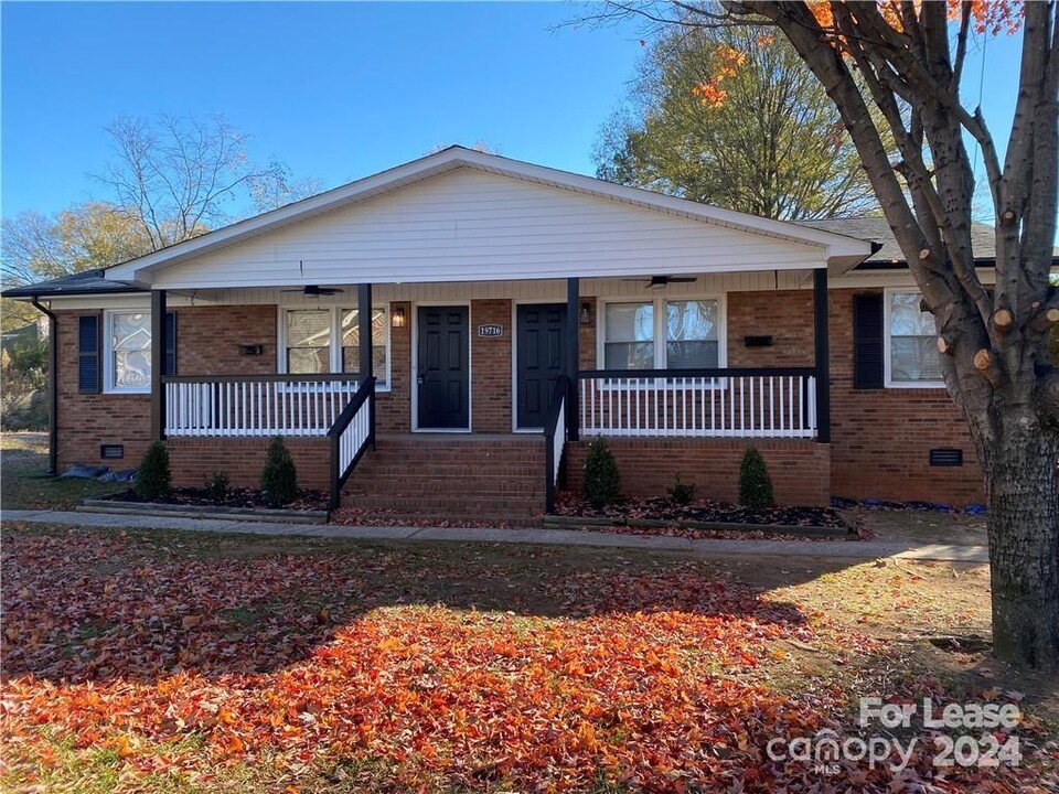 19716 Smith Cir in Cornelius, NC - Building Photo