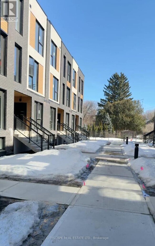 176-176 Clonmore Dr in Toronto, ON - Building Photo - Building Photo