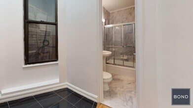 323 E 83rd St in New York, NY - Building Photo - Building Photo