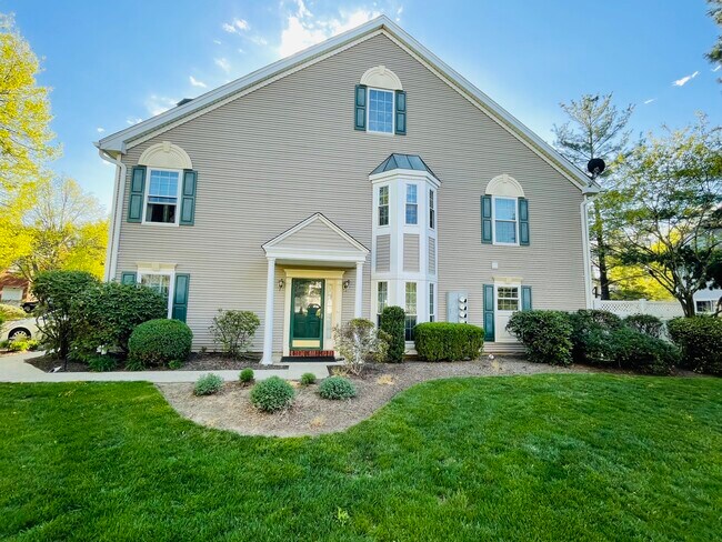 24 Lee Ct in Plainsboro, NJ - Foto de edificio - Building Photo