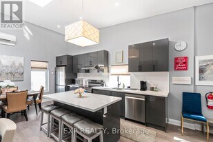 5850 Ferry St in Niagara Falls, ON - Building Photo