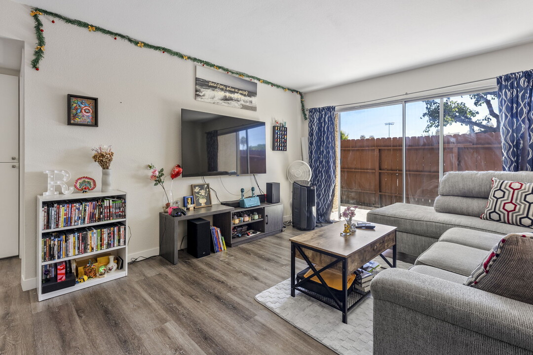 475 N Midway Dr in Escondido, CA - Building Photo