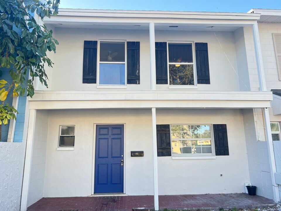 10042 N 52nd St in Temple Terrace, FL - Building Photo