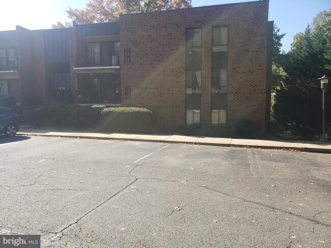 7905 Dassett Ct in Annandale, VA - Foto de edificio - Building Photo