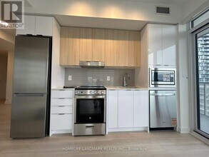 5105-5105 Hurontario St in Mississauga, ON - Building Photo - Building Photo