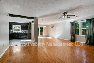 36 Old Fox Hill Rd in Hampton, VA - Building Photo - Building Photo