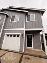 425 SE Inlet Ave in Lincoln City, OR - Building Photo