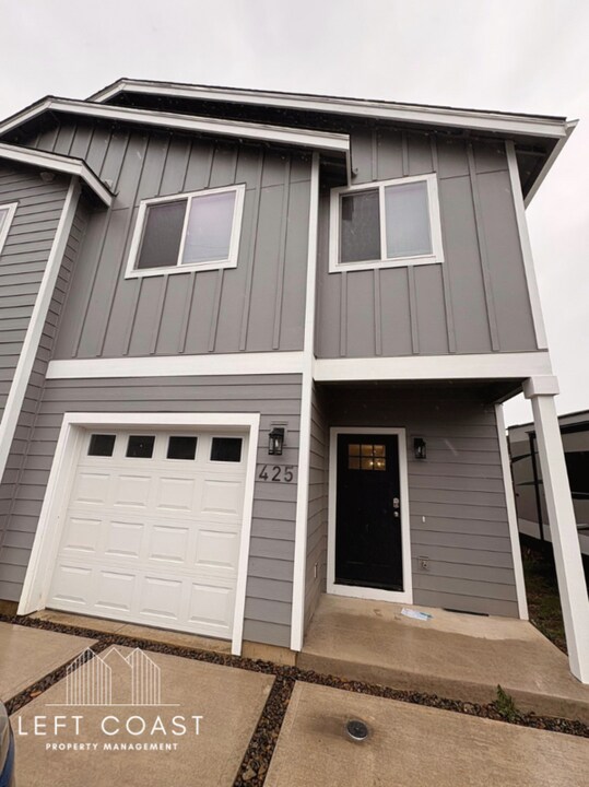 425 SE Inlet Ave in Lincoln City, OR - Building Photo