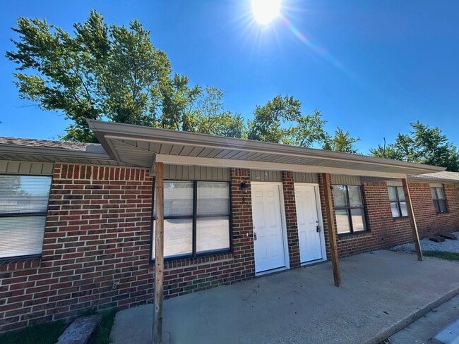 property at 902 W Hendrix St