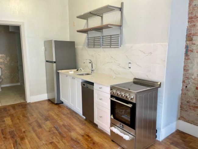 1517 W Girard Ave in Philadelphia, PA - Foto de edificio - Building Photo