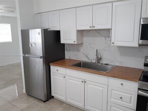 605 NW 4th Ct-Unit -1 in Hallandale Beach, FL - Building Photo - Building Photo