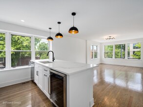 3557 N Bell Ave, Unit 2F in Chicago, IL - Foto de edificio - Building Photo