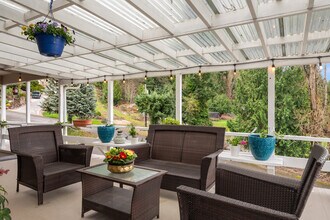 20118 NE 28th Pl, Unit Stunning Lake View Unit in Sammamish, WA - Building Photo - Building Photo