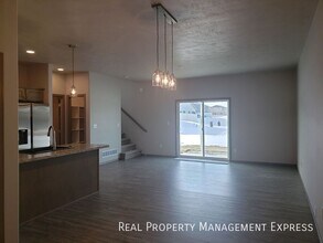 3 Bedroom 2.5 Bathroom Townhome with a Bal in Sioux Falls, SD - Building Photo - Building Photo
