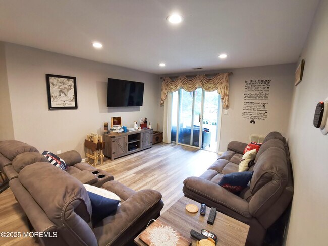 1015 Wedgewood Cir in Belford, NJ - Building Photo - Building Photo