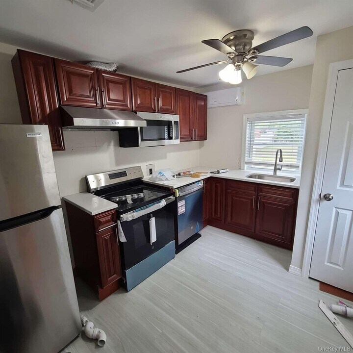 72 Oakmont Ave in Selden, NY - Building Photo