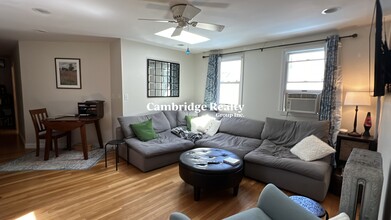 24 Burnham St, Unit 3A in Somerville, MA - Foto de edificio - Building Photo