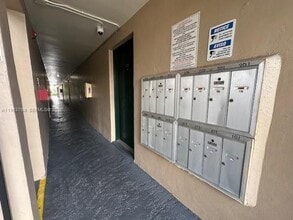 1015 NW 45th Ave in Miami, FL - Foto de edificio - Building Photo