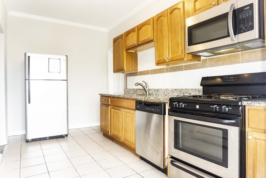 435 Walnut Ave in Boston, MA - Building Photo