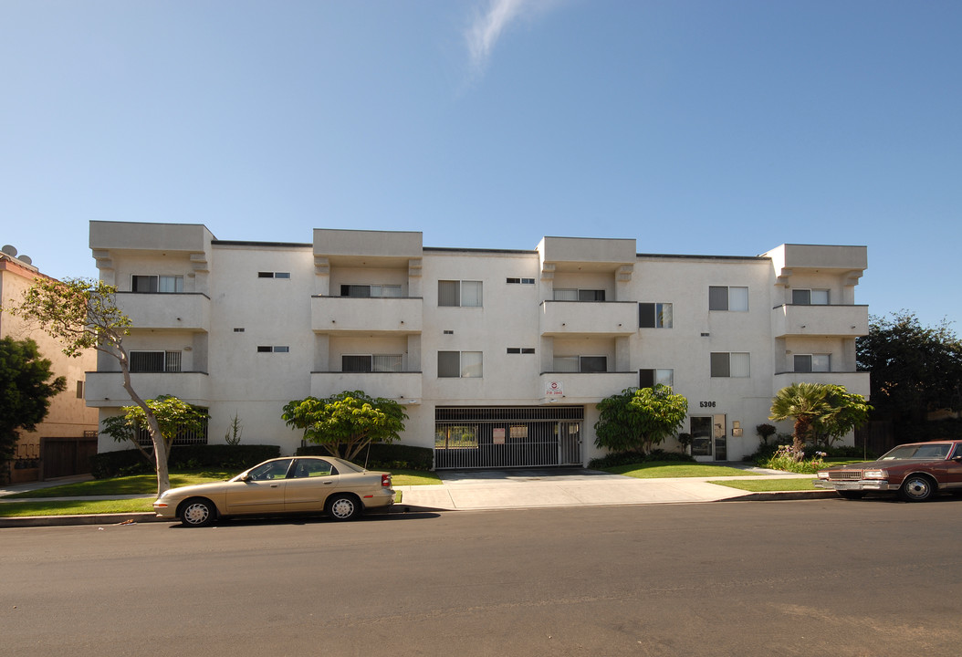 5306-5314 W 93rd St in Los Angeles, CA - Building Photo