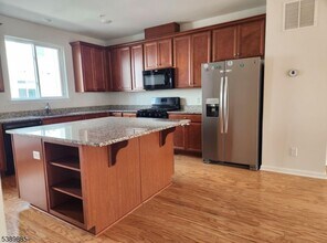 38 Bond St in North Brunswick, NJ - Building Photo - Building Photo